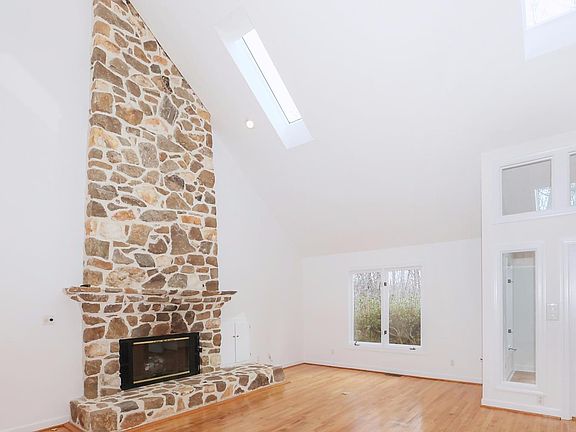 5th image of 407 St Andrews Cir
