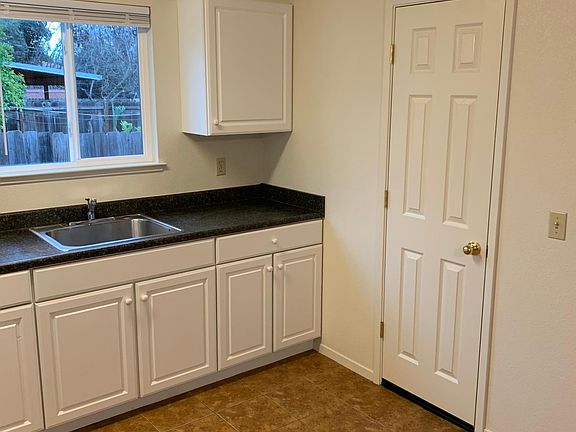 5th image of 410 1/2 E Elm St