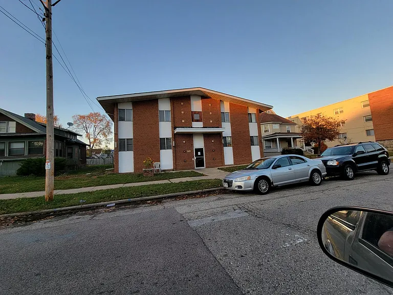 349 W Grand Ave #103 — Photo 7