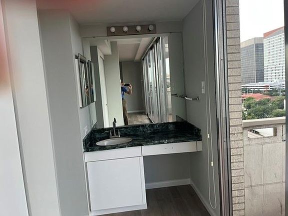4th image of 2016 Main St APT 809