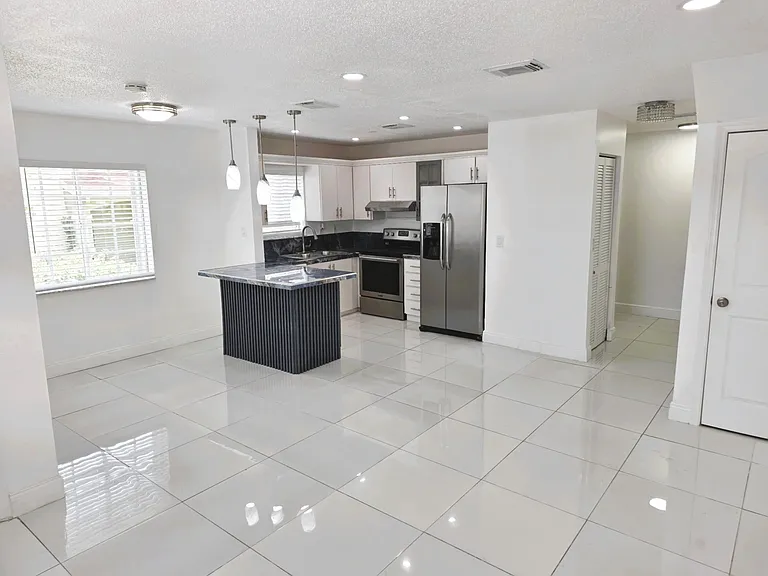 18616 SW 100th Ave — Photo 6