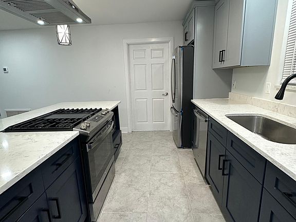 3rd image of 327 E Evergreen Ave #327