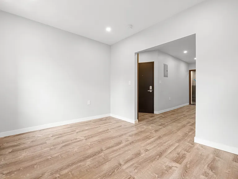 437 W 46th St #5FE — Photo 4