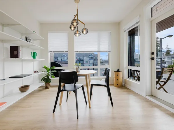 100 Lombardy St #208, Parksville, BC V9B 2J6