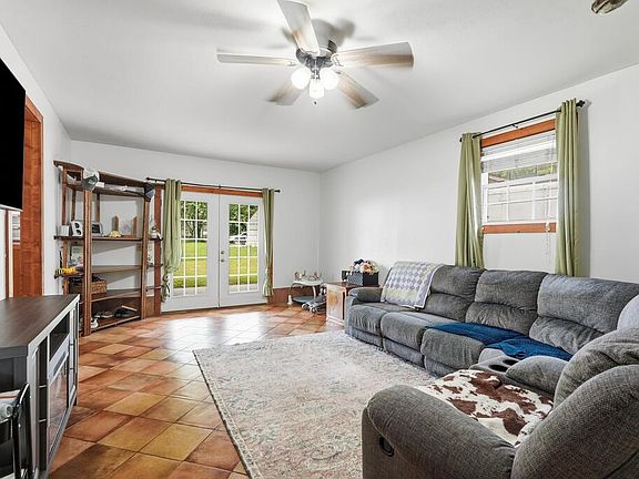 3rd image of 212 Austin Cir