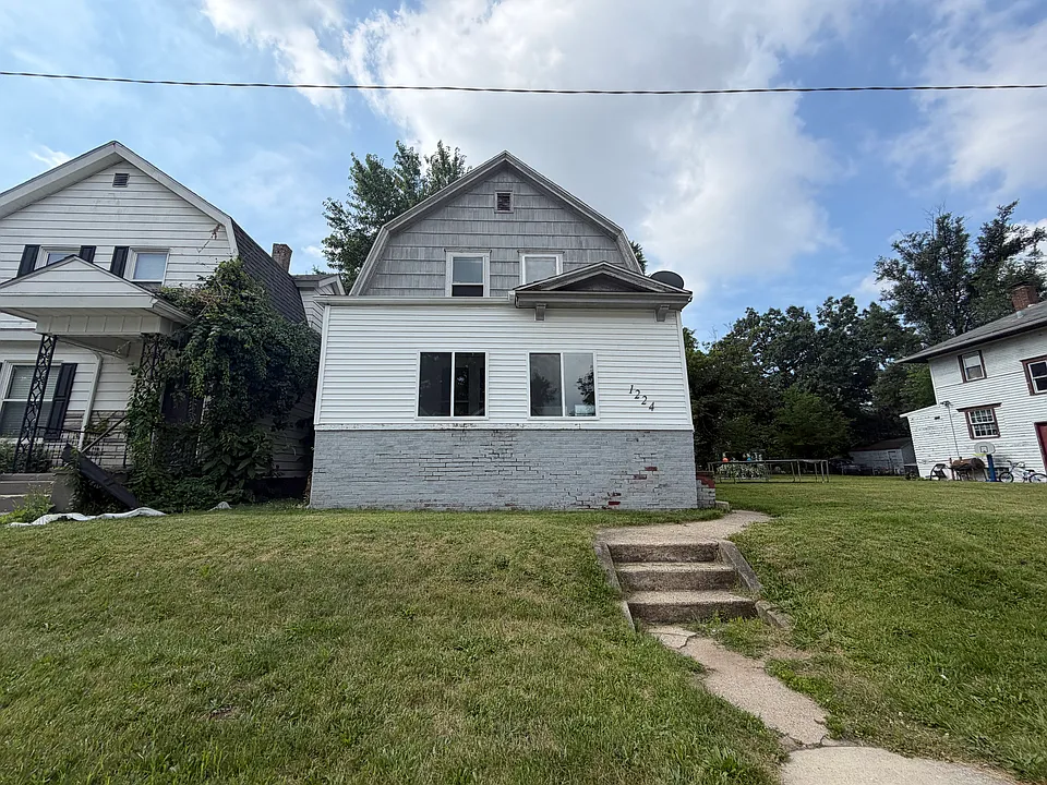 1224 E Madison St