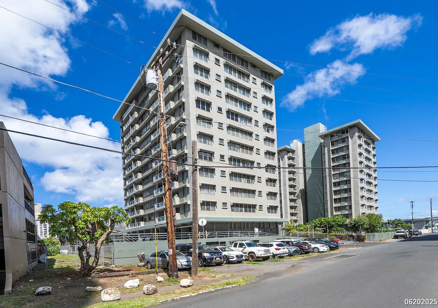 $2400 / 2 BD, 1 BA, 1 parking Condo in Hono Hale Towers — Photo 1