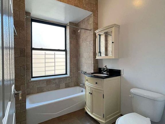 4th image of 2350 Broadway #412A