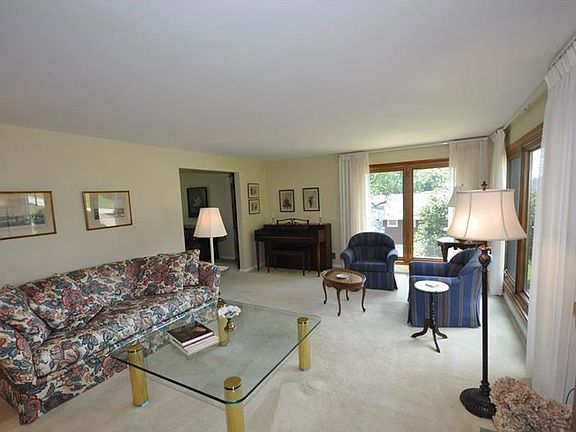 3rd image of 275 Oakcrest Ln