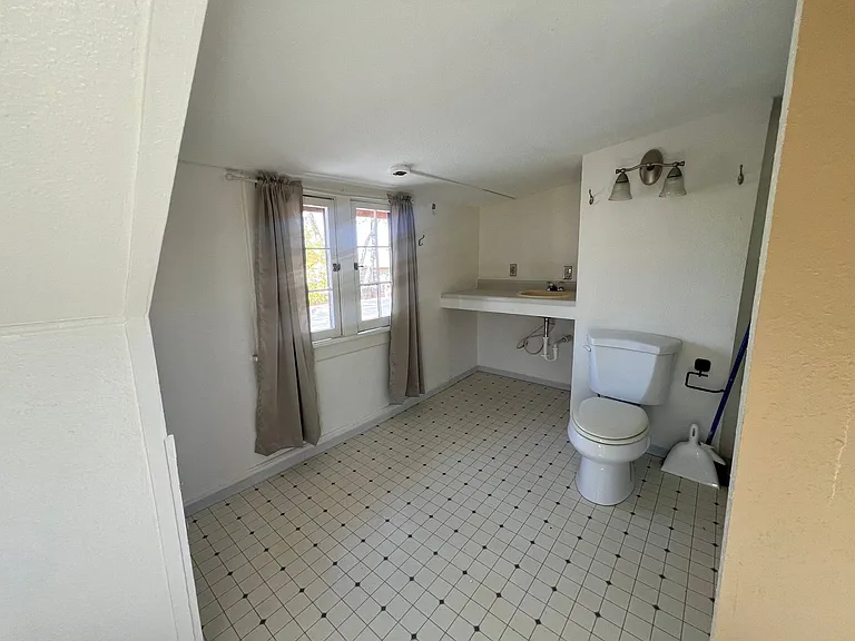 225 N Washington St — Photo 12