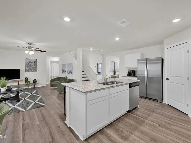 678 Saint Andrews Dr — Photo 2