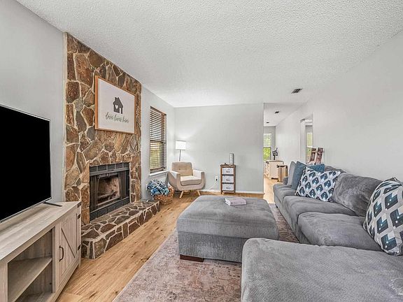 3rd image of 10053 Hillview Dr