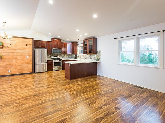 3rd image of 2444 Hillcrest Dr