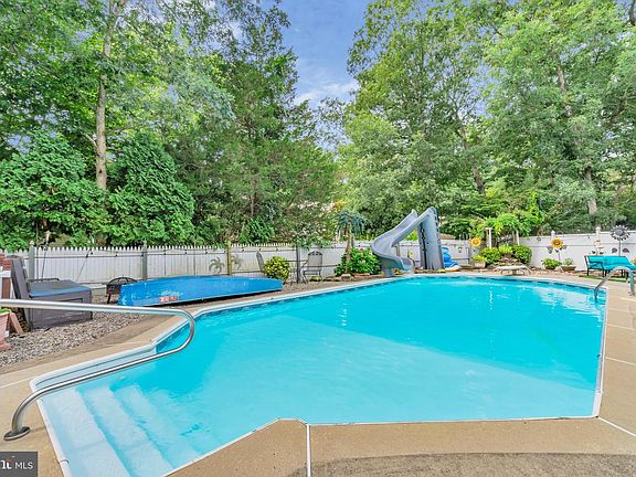 4th image of 102 Scotia Ct