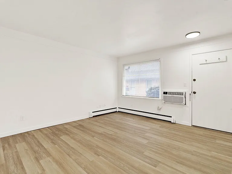 London Falls, Llc - Mt Clemens - Apartments — Photo 7