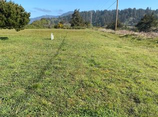 340 Struebing Dr, Smith River, CA