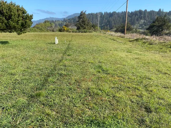 340 Struebing Dr, Smith River, CA 95567