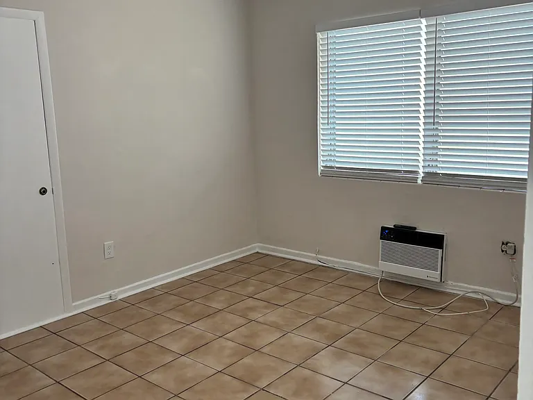 1258 Alhambra Cir #2 — Photo 24