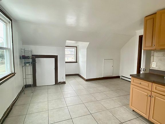 2nd image of 523 Oak St Floor 2