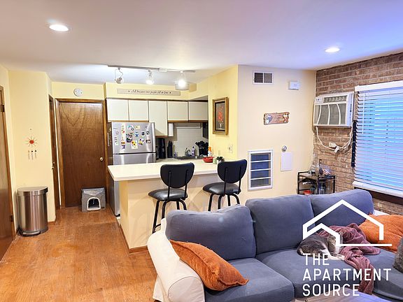 3rd image of 715 W Diversey Pkwy APT 2