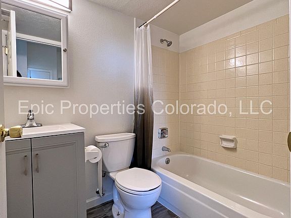 Roomy Bathroom with Tub/Shower