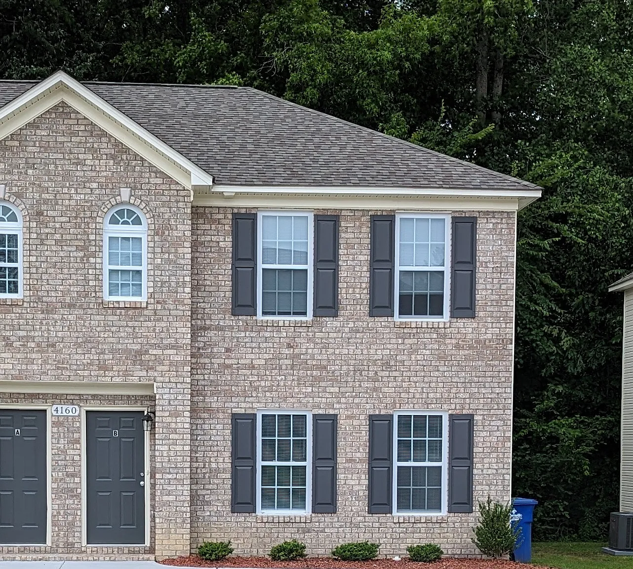 3 BR 2.5B Townhouse in quiet neighborhood convenient to shopping and ECU. — Photo 1