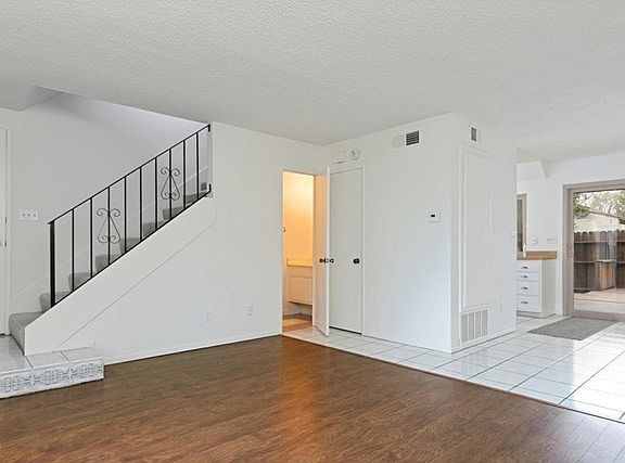 1115 Ibex Square-MLS_Size-002-4-Living R