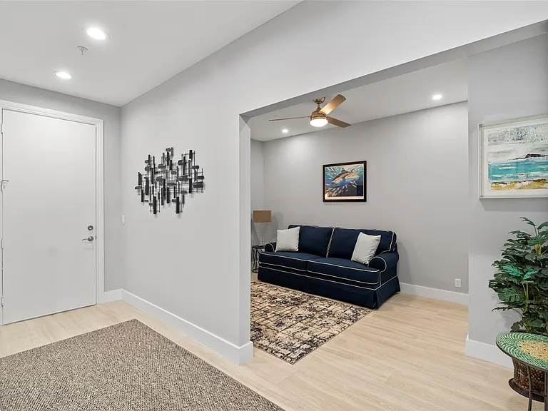 2241 NE 9th Ave — Photo 15