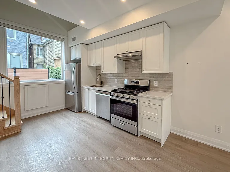 598 Crawford St #LANEWAY — Photo 3