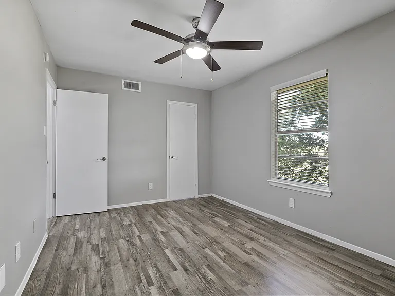 Kingswood Apartments — Photo 14