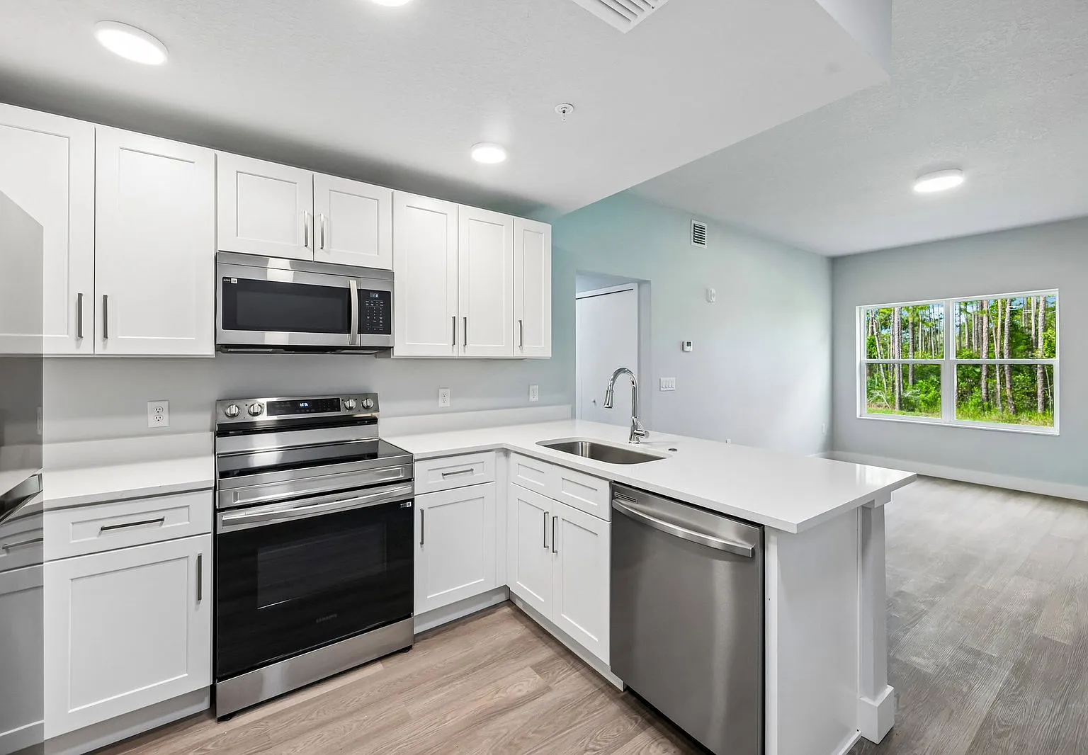 Las Palmas Apartments — Photo 3