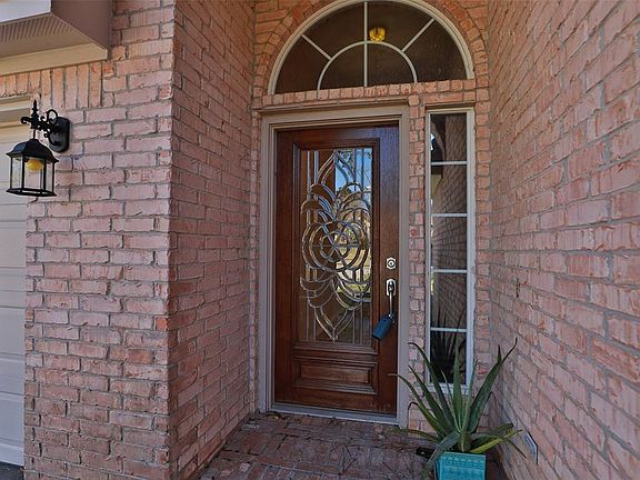 3rd image of 10466 Parkside Dr