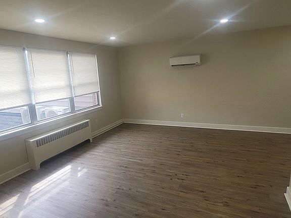 4th image of 310 Bridge St #B