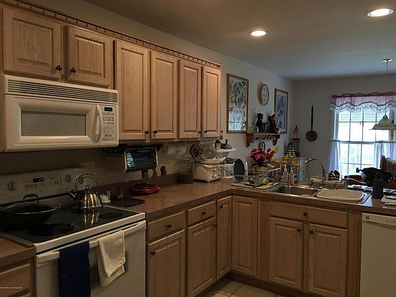 5th image of 8 Oak Leaf Dr