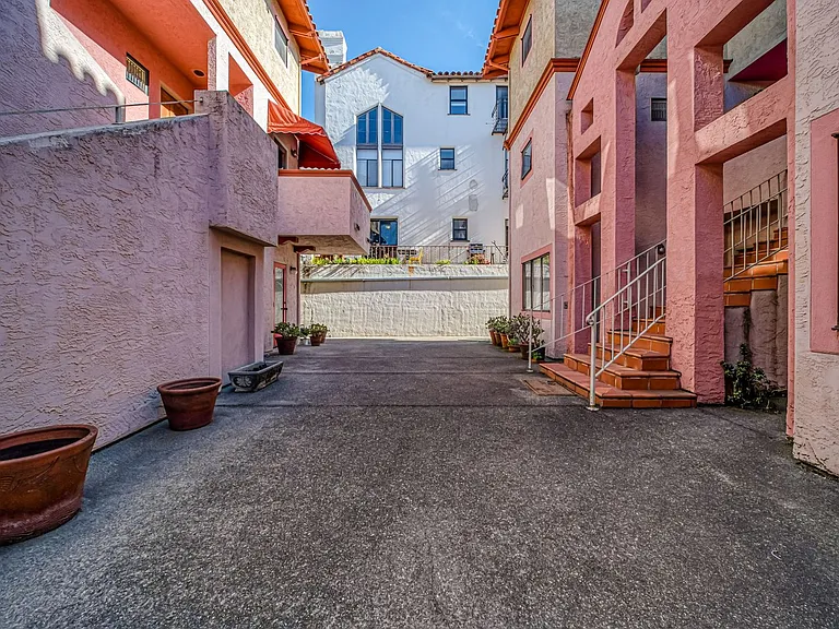 2578 Virginia St #6 — Photo 4
