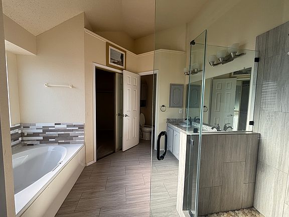 2nd image of 18516 Timber Oaks Dr