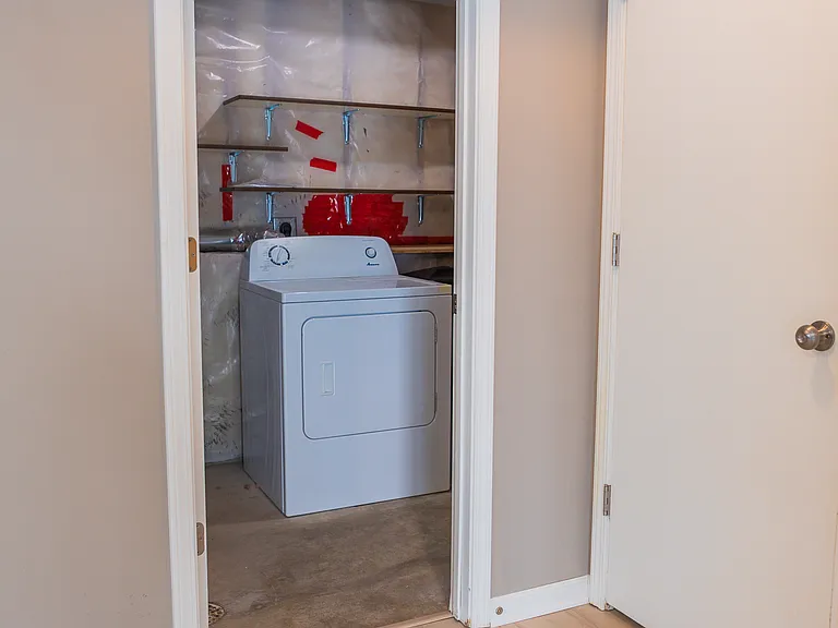 211 Alva St — Photo 37