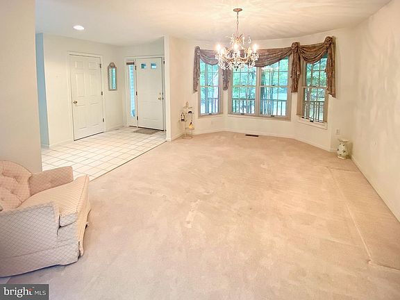 4th image of 419 N Creek Cir