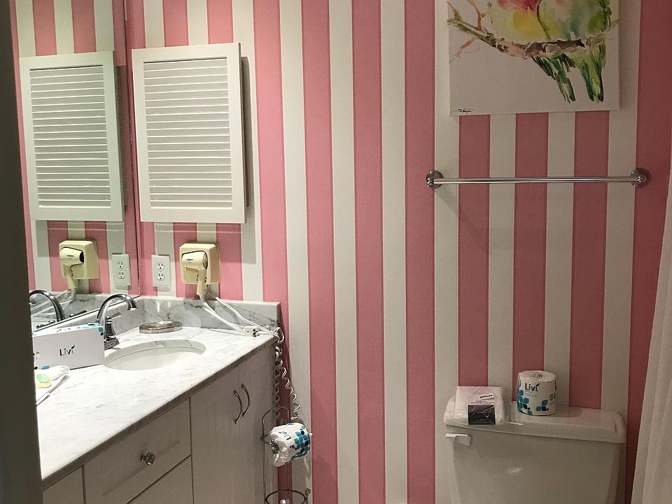 Queen Bathroom