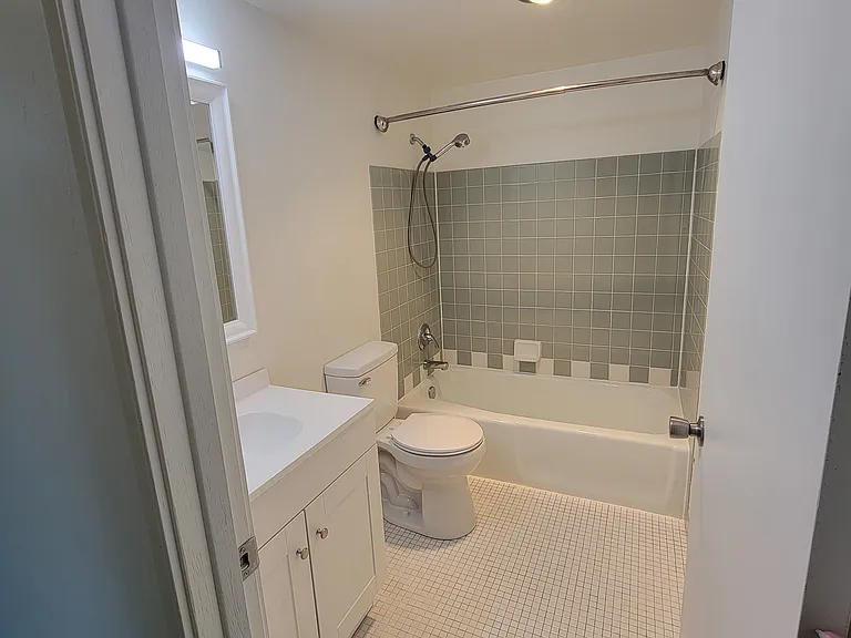 1115 Moreland St #4 — Photo 4