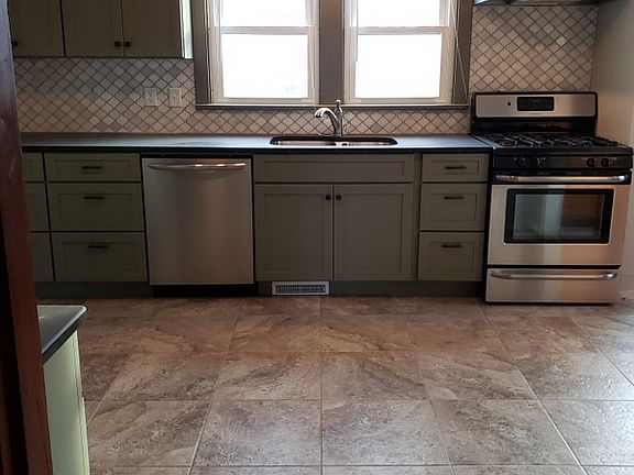 4th image of 211 W 2nd St