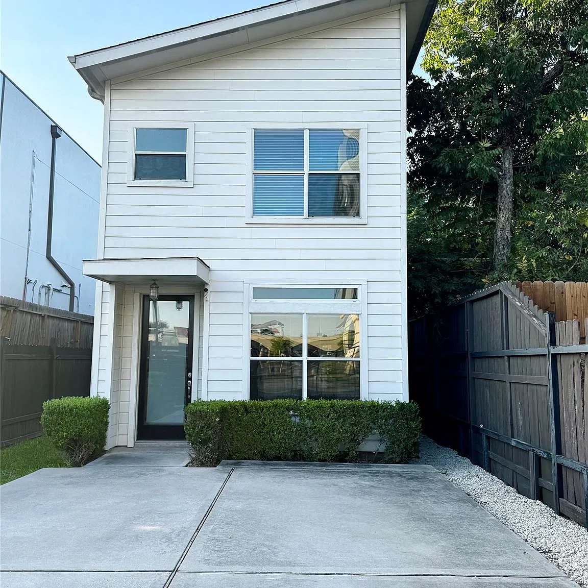 2 bed, 2.5 bath, 1404 sqft, $2,300 — Photo 2