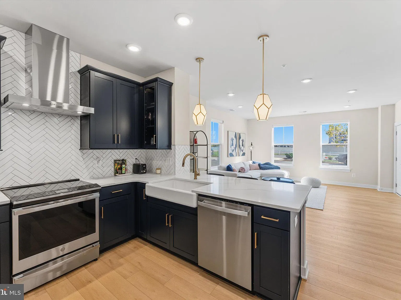 3 bed, 2.5 bath, 1728 sqft, $3,750 — Photo 3