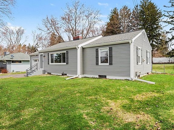 3rd image of 2305 Maple Dr