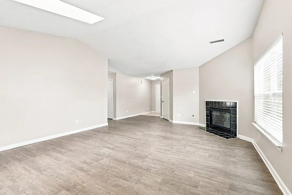 3 bed, 2.0 bath, 1562 sqft, $2,030 — Photo 4