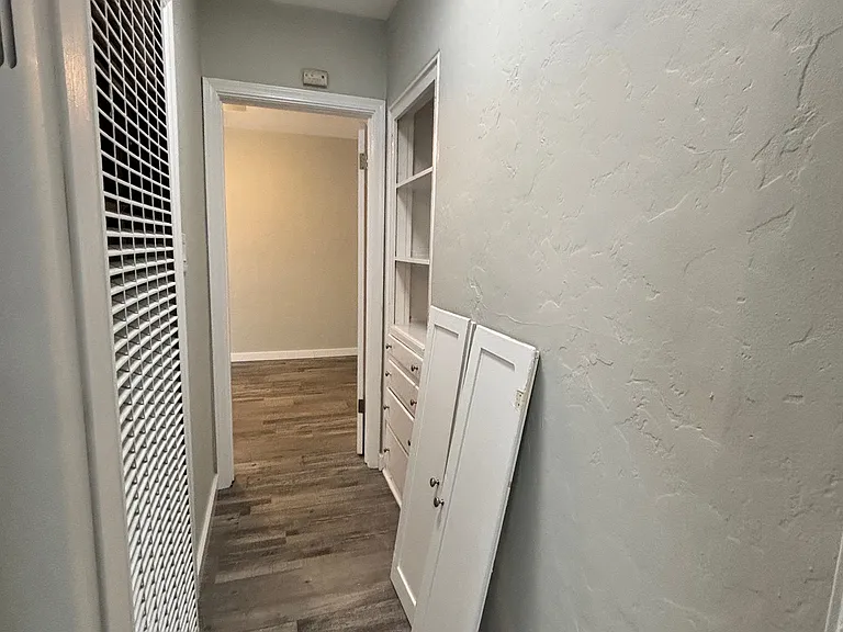 914 W 80th St #918 — Photo 9