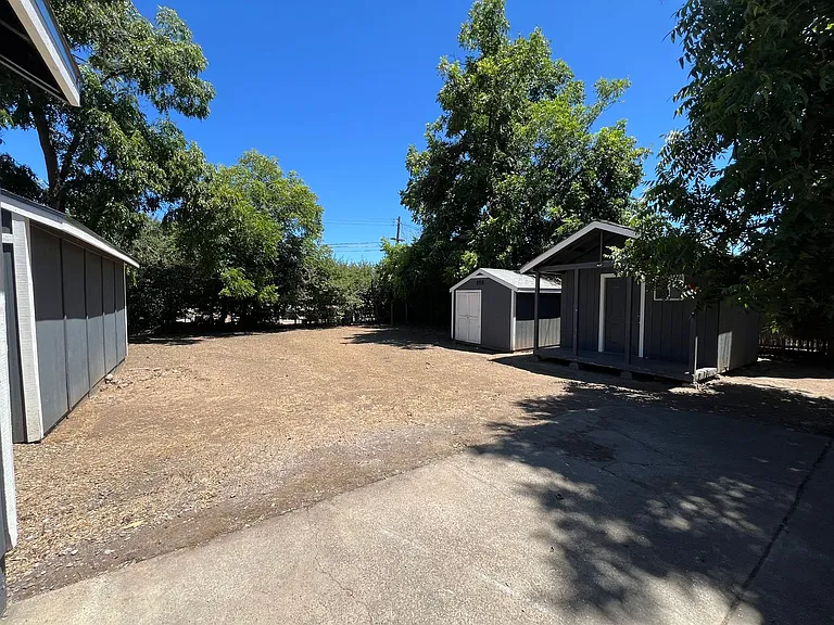 2504 Eastern Ave — Photo 12