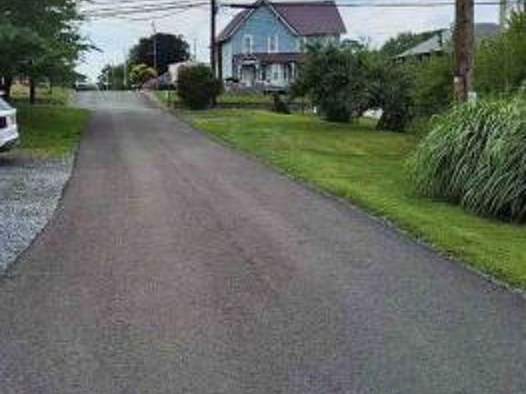 Exterior Neighborhood (street photo)