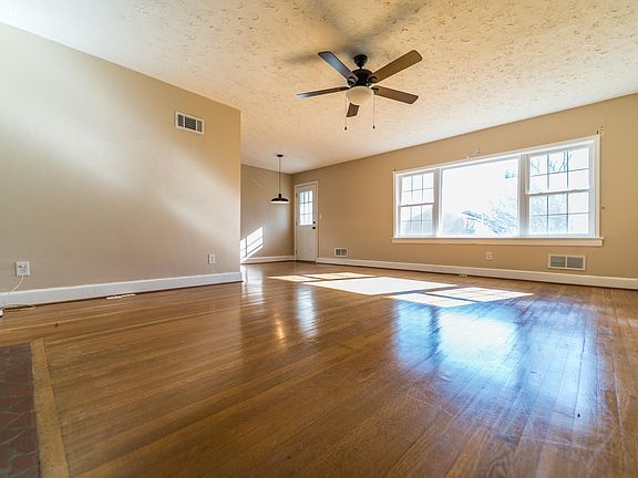 5th image of 133 Manor St