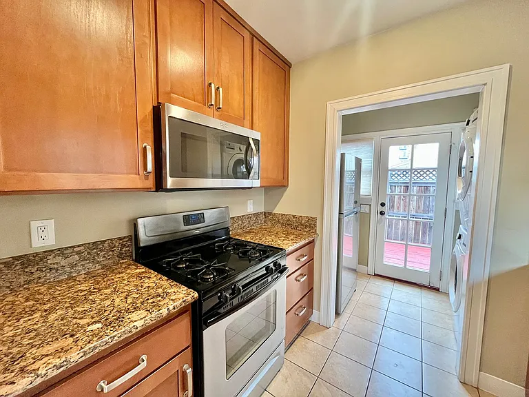 2919 Suncrest Dr — Photo 3